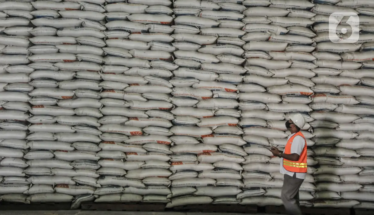 Petugas mendata ketersediaan stok beras di Gudang Bulog Divisi Regional DKI Jakarta, Kelapa Gading, Rabu (29/12/2021). Dirut Perum Bulog Budi Waseso mengungkapkan hingga dengan penghujung 2021 Bulog berhasil melakukan penyerapan beras petani mencapai 1,2 juta ton. (merdeka.com/Iqbal S Nugroho)