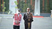 Presiden Jokowi didampingi Menteri Perhubungan Budi Karya SUmadi meresmikan bandara Ngloram di Blora, Jawa Tengah, Jumat (17/12/2021).