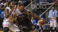 Pebasket Aspac, Henderson Pierre, berusaha melewati hadangan pebasket Hang Tuah, Andre Smith, pada laga IBL 2017 di Britama Arena, Jakarta, Sabtu (18/2/2017). Aspac menang 72-62. (Bola.com/Vitalis Yogi Trisna)