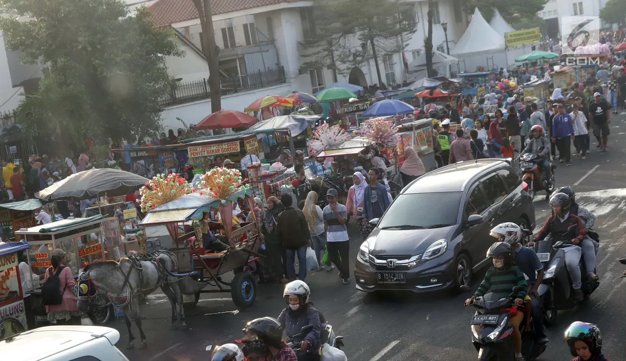 Pedagang Kaki Lima memenuhi sebagian ruas Jalan Lada samping Kawasan Wisata Museum Fatahillah, Jakarta, Selasa (11/6/2019). Kondisi ini menyulitkan wisatawan pejalan kaki dan membuat arus lalu lintas di Jalan Lada menjadi semrawut. (Liputan6.com/Helmi Fithriansyah)