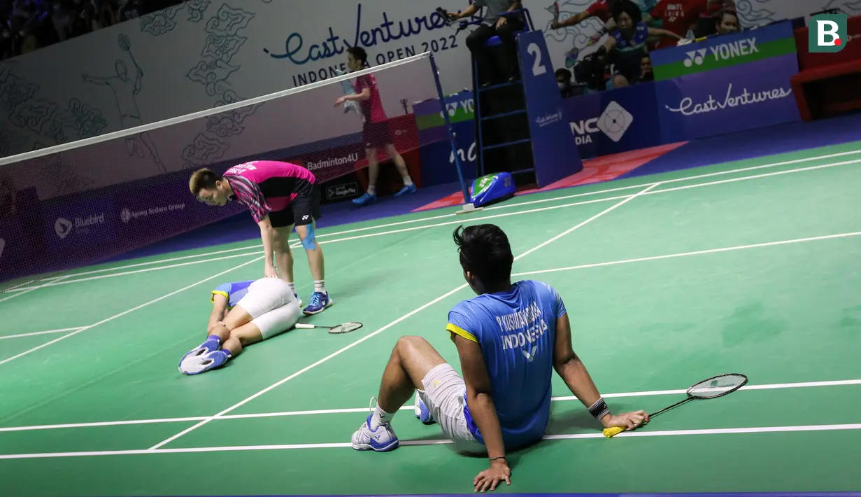 Saat hanya membutuhkan 1 poin lagi untuk memenangkan laga dalam posisi 20-18 di game ketiga, Yeremia Rambitan mengalami cedera di lututnya. Sempat mendapat perawatan ala kadarnya, pasangan Pramudya/Yeremia tetap melanjutkan pertandingan meski Yeremia terlihat kesulitan untuk melangkah. (Bola.com/Bagaskara Lazuardi)