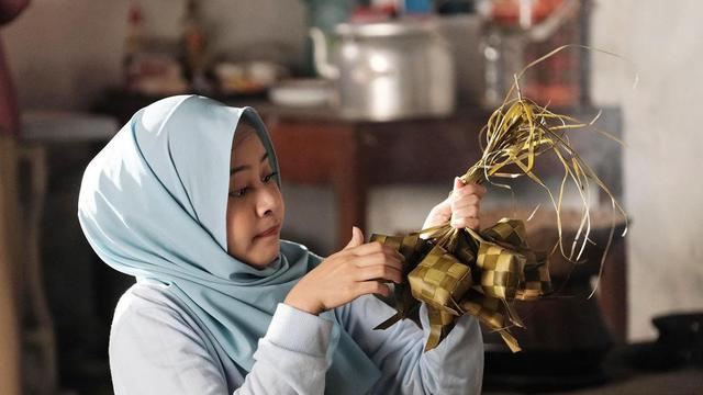 6 Potret Hanggini saat Berhijab, Tampil Beda dalam Series Ustad Milenial