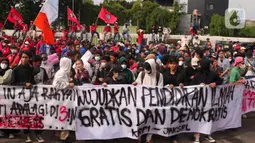 Massa aksi dari berbagai elemen melakukan aksi di Gedung DPR, Jakarta, Kamis (21/4/2022). Aksi yang terdiri dari buruh, mahasiswa dan aktivis menyuarakan untuk menolak penundaan pemilu, kenaikan harga minyak, dan cipta kerja. (Liputan6.com/Angga Yuniar)