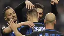 Para pemain Inter Milan merayakan gol yang dicetak oleh Mauro Icardi ke gawang Sampdoria pada laga Serie A di Stadion Giuseppe Meazza, Selasa (24/10/2017). Inter Milan menang 3-2 atas Sampdoria. (AP/Luca Bruno)