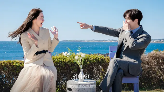 YoonA dan Lee Junho di balik layar drakor King the Land. (JTBC via Soompi)