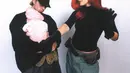 Justin dan Hailey Bieber merayakan Halloween pertama mereka sebagai orangtua tahun ini dengan cosplay ala karakter acara Disney Channel “Kim Possible”.  Hailey tampil sebagai karakter utama, Kim. Justin  berpakaian seperti pasangannya, Ron Stoppable. Sedangkan untuk bayi Jack, ia mengenakan onesie merah muda untuk menggambarkan tikus mol telanjang peliharaan Ron, Rufus. [@justinbieber].