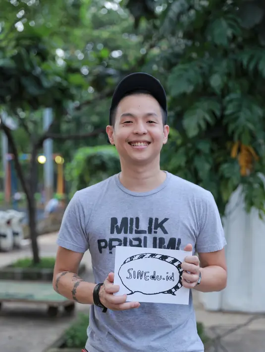 "Tapi enggak setiap kerjaan dia kami bisa ikut juga. Apalagi kalau shooting film kan tempatnya suka kadang-kadang antah-berantah. Jadi lihat juga anak-anak, kalau lagi oke, ya ikut," tambah Meira. (Adrian Putra/Bintang.com)