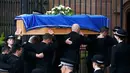 Jenazah Dave Phillips saat dibawa kedalam Gereja Anglican, Liverpool, Inggris, Senin (2/11/2015). Lebih dari 2000 polisi mengikuti upacara pemakaman Dave Phillips. (REUTERS/Darren Staples)