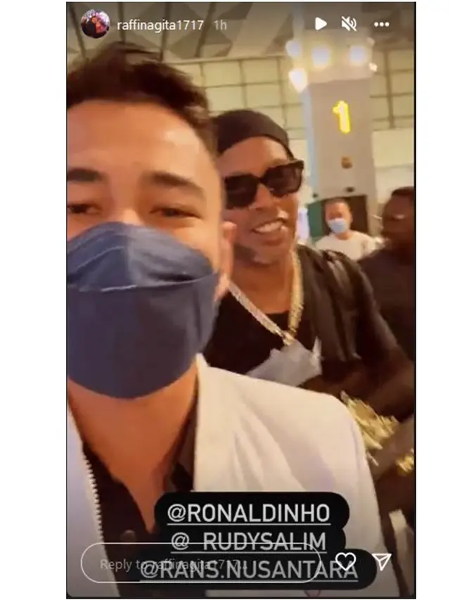6 Potret Raffi Ahmad Jemput Ronaldinho di Bandara Soetta, Disambut Meriah