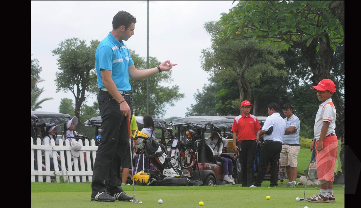 Pelatih Joe Glynn memberikan arahan kepada peserta ‘coaching clinik’ menyambut CIMB Niaga Indonesia Masters 2015 pada 23 April 2015, Jakarta, Minggu (15/3/2015). (Liputan6.com/Herman Zakharia)