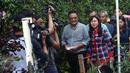 Djarot Saiful Hidayat bersama istri, Happy Farida saat tiba di lokasi untuk menggunakan hak pilihya dalam Pilkada Putaran kedua di TPS 8, Kuningan, Jakarta, Rabu (19/4). (Liputan6.com/Johan Tallo)