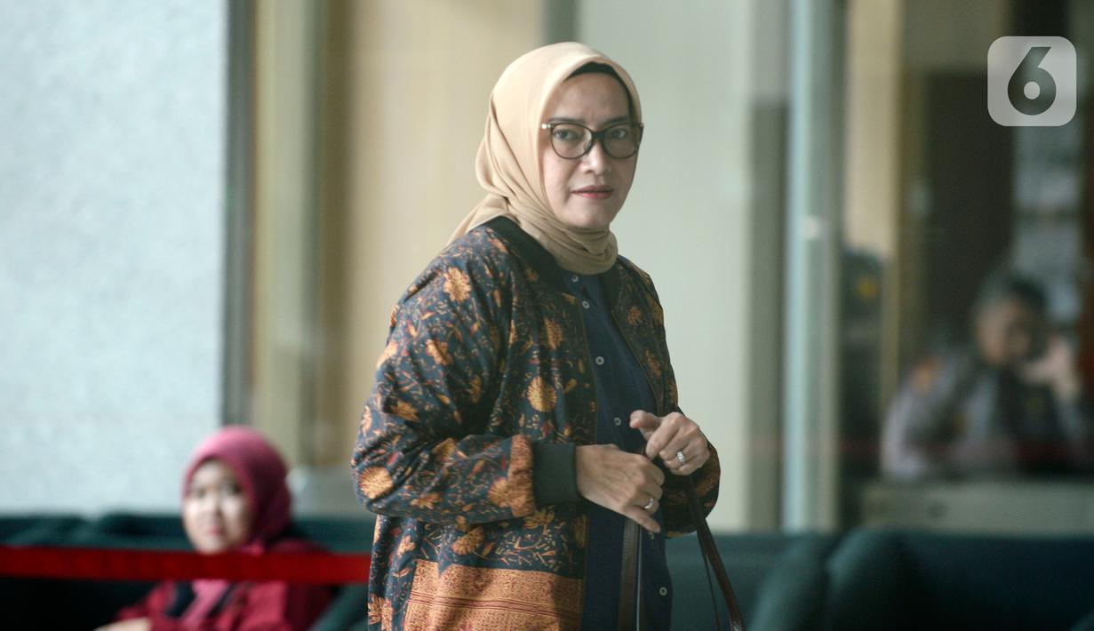 Komisioner KPU Evi Novida Ginting Manik tiba di Gedung KPK, Jakarta, Rabu (26/2/2020). Evi diperiksa sebagai saksi untuk tersangka staf Sekjen PDIP Hasto Kristiyanto, Saeful Bahri, terkait kasus dugaan penerimaan hadiah atau janji penetapan anggota DPR Terpilih 2019-2024. (merdeka.com/Dwi Narwoko)