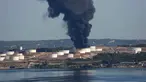 Kepulan asap hitam membumbung ke angkasa di kilang minyak milik perusahaan Amerika LyondellBasell yang terbakar di Etang de Berre, Marseille, Perancis, (14/7/2015). Tidak ada korban jiwa akibat kebakaran yang terjadi. (REUTERS/Philippe Laurenson)