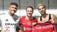 Bintang Liverpool, Alexis Mac Allister, berfoto bersama dua pemain Yokohama F Marinos, Jeisson Quinones dan Sandy Walsh, setelah laga uji coba di Yokohama, Rabu (30/7/2025). (IG/Jeisson Quinones)