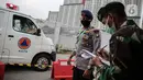 Petugas jaga mengecek data pasien COVID-19 yang dibawa petugas medis di Rumah Sakit Darurat Wisma Atlet, Kemayoran, Jakarta, Kamis (10/9/2020). Pemerintah menyiapkan 2.700 tempat tidur di RSD Wisma Atlet untuk merawat pasien COVID-19 dengan kondisi sedang dan ringan. (Liputan6.com/Faizal Fanani)