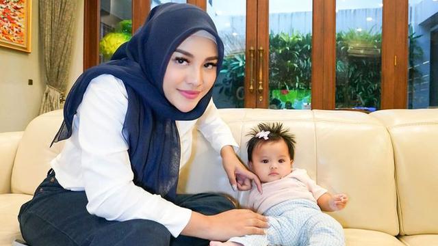 Aurel Hermansyah dan baby Ameena. (Foto: Instagram/aurelie.hermansyah)