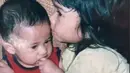 Azizah Salsha, anak pertama dari empat bersaudara, di mana dirinya memiliki tiga adik laki-laki. Momen Azizah mencium kening adiknya ini tuai atensi. Potret masa kecil Azizah ini curi perhatian. (Liputan6.com/TikTok/azizahsalshaa)