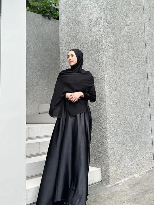 Melalui akun Instagram, ia pun turut mengunggah gaya OOTD-nya ini. Meski tampil menggunakan hijab, namun Aura Kasih juga berujar jika dirinya hingga saat ini masih belum memutuskan untuk berhijab. (Liputan6.com/IG/@aurakasih)