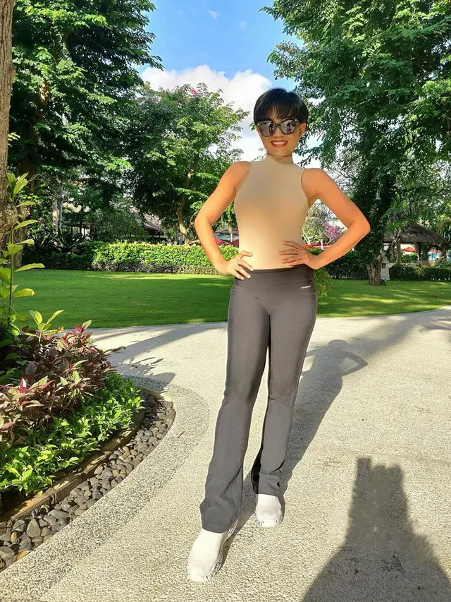 7 Pesona Ibu Cinta Laura, Selalu Tampil Stylish dan Awet Muda