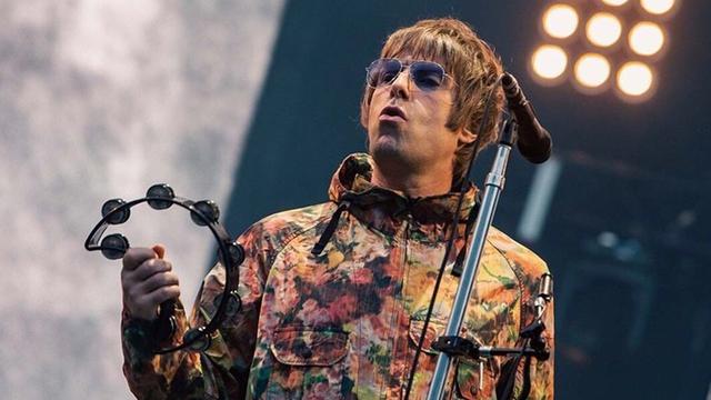 Gaya Liam Gallagher saat Di Atas Panggung, Curi Perhatian