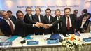 Jajaran direksi Bank Rakyat Indonesia (BRI) saling merapatkan tangan usai menggelar Rapat Umum Pemegang Saham Tahunan (RUPST) 2016 di Jakarta, Rabu (23/3). (Liputan6.com/Immanuel Antonius)