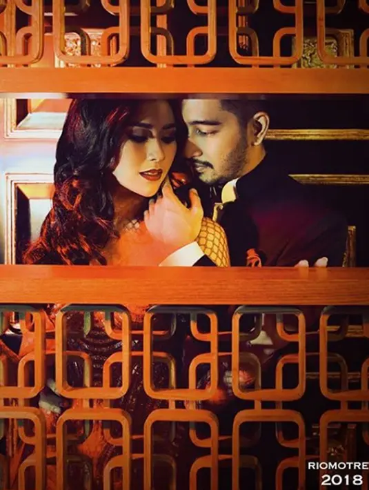 Pasangan selebriti, Syahnaz Sadiqah dan Jeje Govinda berpose di antara ukiran kayu yang cantik saat melakukan sesi pemotretan prewedding. (Instagram/syahnazs)