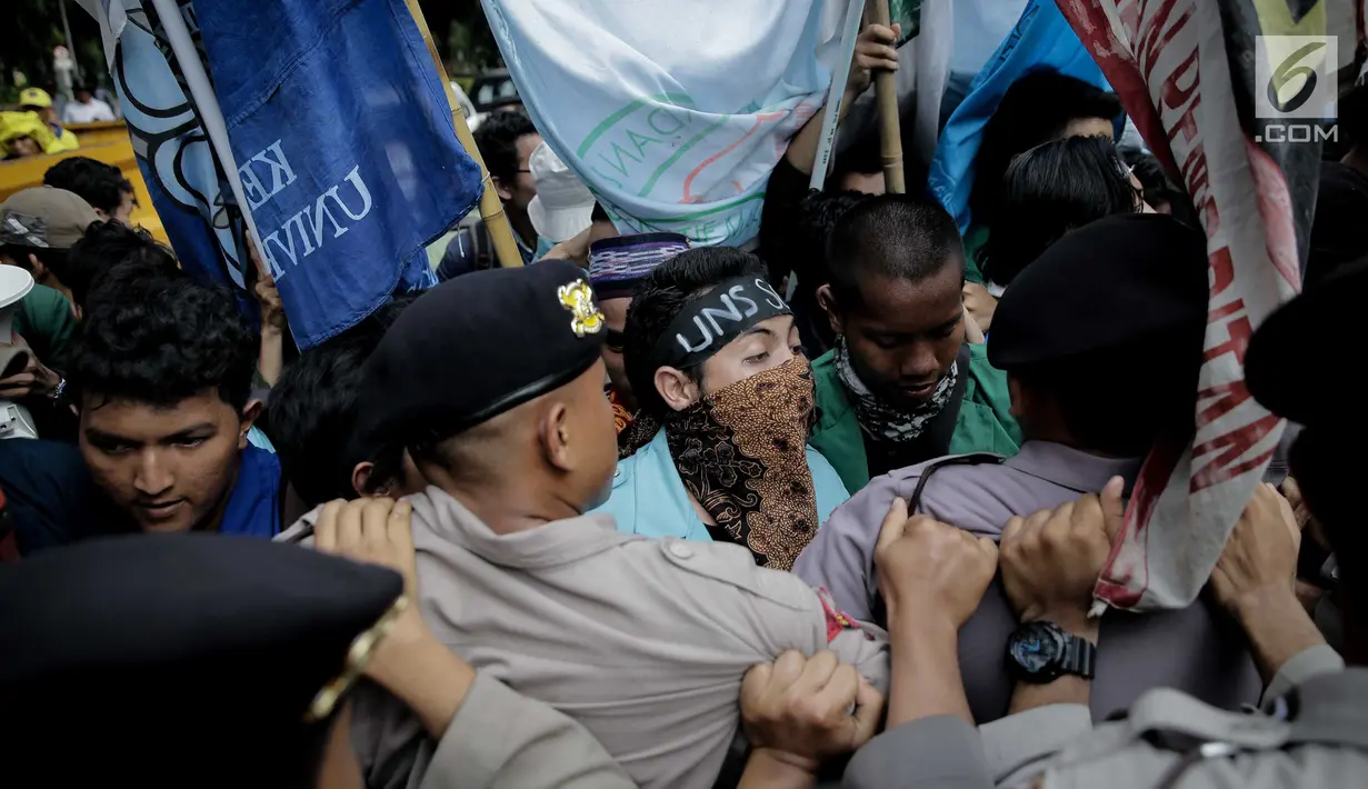 Massa dari BEM SI terlibat saling dorong dengan polisi saat aksi longmarch menuju Istana Merdeka, Jakarta, Senin (22/5). Mahasiswa menuntut proses hukum para koruptor dilakukan secara independen dan tanpa intervensi politik. (Liputan6.com/Faizal Fanani)