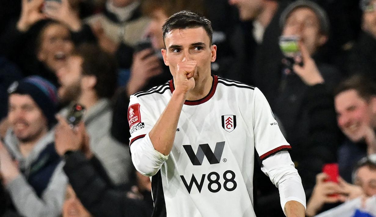 Pemain Fulham, Joao Palhinha melakukan selebrasi setelah mencetak gol ke ke gawang Leeds United pada laga Piala FA di Craven Cottage, London, 28 Februari 28, 2023. Palhinha direkrut Fulham dengan harga 20 juta euro dari Sporting CP. Gelandang bertahan asal Portugal tersebut tampil sangat fenomenal di lini tengah tim asuhan Marco Silva. Palhinha telah menjadi pemain pertama di lima liga top Eropa yang membuat lebih dari 100 tekel sukses musim ini. (AFP/Glyn Kirk)