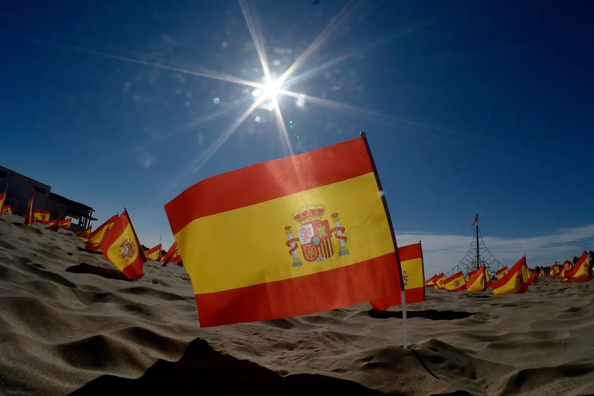 Pantai di Valencia Dipenuhi Ribuan Bendera Spanyol