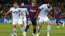 Gelandang Barcelona, Frenkie de Jong (tengah) membawa bola dari kawalan dua pemain Celta Vigo, Nestor Araujo dan Fran Beltran pada pertandingan lanjutan La Liga Spanyol di stadion Camp Nou (9/11/2019). Barcelona menang telak 4-1 atas Vigo. (AP Photo/Joan Monfort)