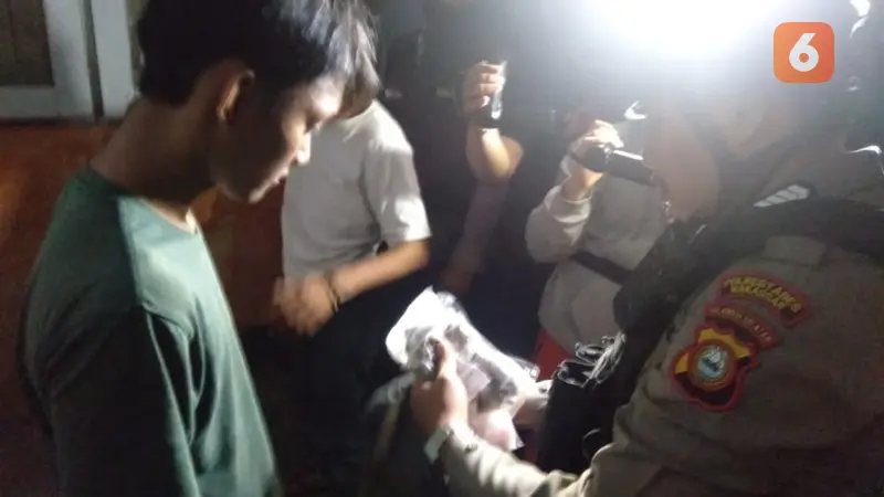 Polisi geledah pelajar yang edarkan tembakau gorilla (Liputan6.com/Fauzan)