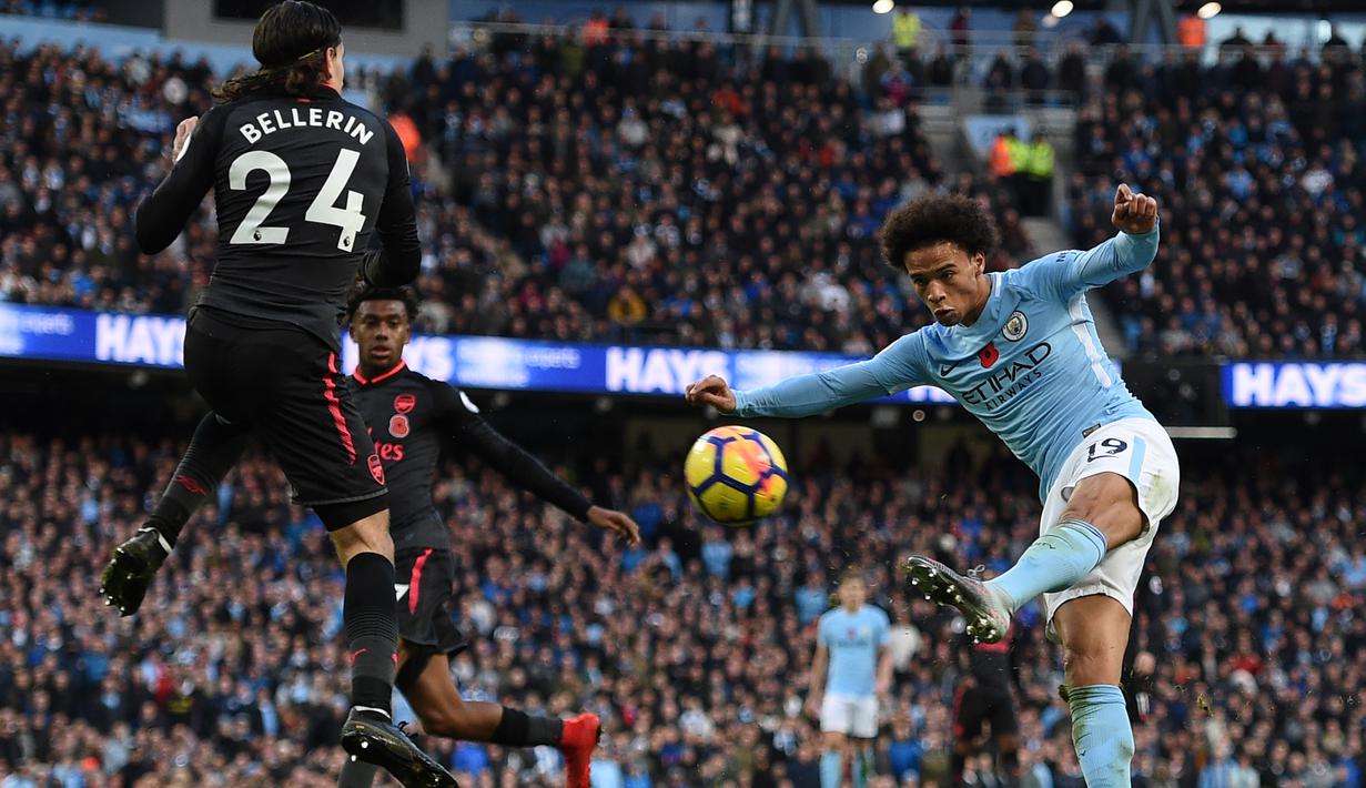 Pemain muda Manchester City, Leroy Sane (kanan) menghasilkan lima assists untuk timnya hingg pekan ke-11 Premier League. (AFP/Oli Scarff)