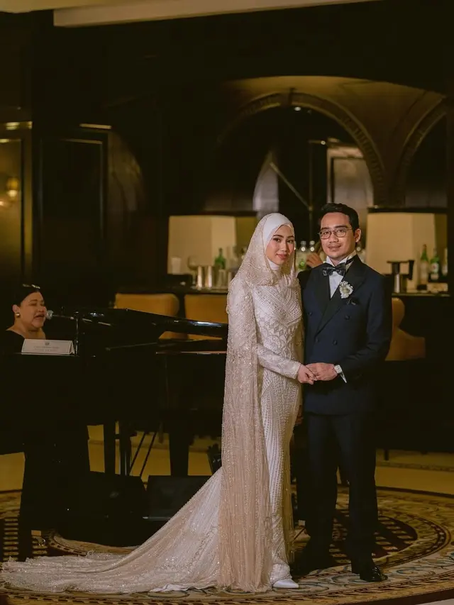 Busana yang dikenakan Anak Sambung Siti Nurhaliza saat menikah. [@_azizulazman]