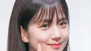 Perpaduan antara poni klasik, gaun hitam velvet, dan makeup flawless menjadikan Jisoo tampak seperti fashion muse dari dunia yang menggabungkan nuansa vintage dan kontemporer.  [@actressjisoo24].