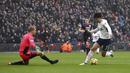Aksi pemain Tottenham, Son Heung-Min mengecoh kiper Huddersfield pada laga Premier League di Wembley Stadium, London, (3/3/2018). Tottenham menang 2-0.(John Walton/PA via AP)