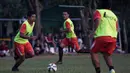 Bintang Persija Jakarta, Bambang Pamungkas berlatih akurasi operan bersama tim Macan Kemayoran jelang Piala Presiden 2015 di Lapangan Yon Zikon 14, Jakarta, Senin (24/8/2015). (Bola.com/Vitalis Yogi Trisna)