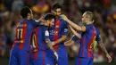 Para pemain Barcelona berusaha menenangkan Lionel Messi, yang kecewa usai pertandingan melawan Eibar pada laga pekan terakhir La Liga di Camp Nou, Minggu (21/5/2017). Meski menang, Barcelona tetap gagal juara La Liga. (AP/Manu Fernandez)