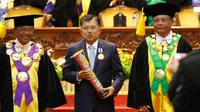 UNS memberikan penghargaan kepada Wapres JK di Auditorium UNS, Senin (12/3).(Liputan6.com/Fajar Abrori)