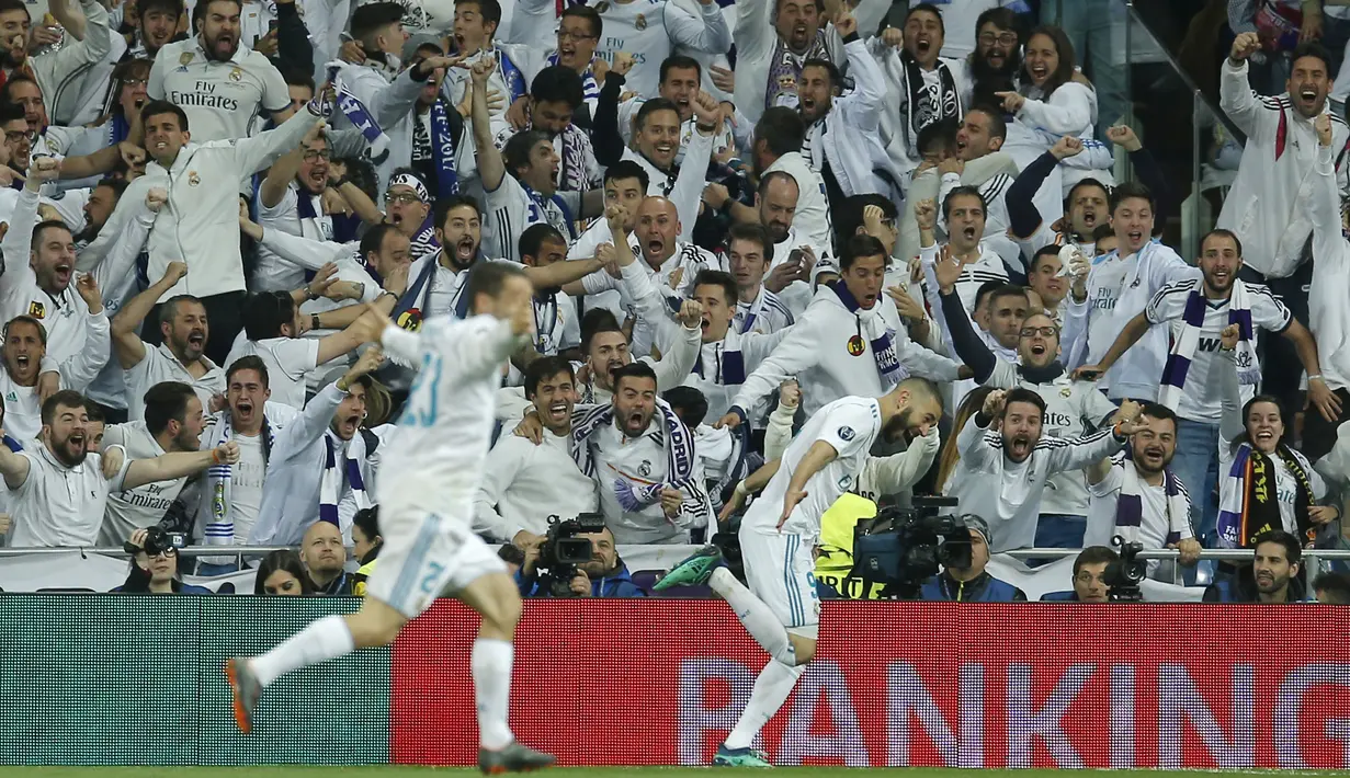 Suporter ikut merayakan gol Karim Benzema saat melawan Bayern Munchen pada leg kedua semifinal Liga Champions di Santiago Bernabeu stadium, Madrid, (1/5/2018). Madrid bermain imbang 2-2. (AP/Paul White)