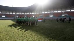 Para pemain Timnas Indonesia Upacara memperingati HUT RI ke-71 di Stadion Pakansari, Bogor, Rabu (17/82016). (Bola.com/Nicklas Hanoatubun)