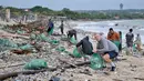 <p>Pegiat lingkungan dari komunitas Sungai Watch, sejak Rabu (25/12/2024), bersama sejumlah pelajar dan wisatawan telah mengumpulkan hingga tiga ton sampah plastik dengan berbagai ukuran. (SONNY TUMBELAKA/AFP)</p>
