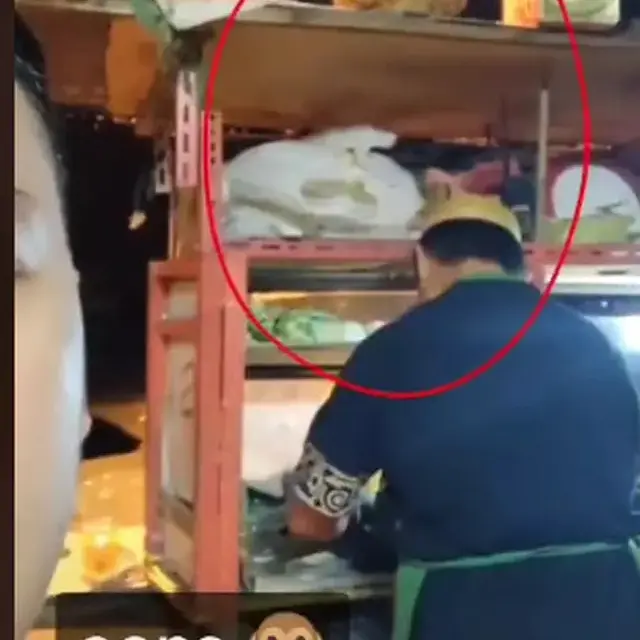 6 Potret Pedagang Bawa HT Ini Bikin Pembeli Bertanya-tanya, Bak Jadi Intel
