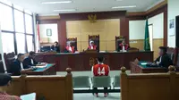 Axel Matthew Thomas saat menjalani sidang perdana kasus narkoba. (Liputan6.com/Pramita Tristiawati)