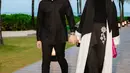 Zaskia Sungkar dan Irwansyah hadir dengan long outer hitam putih dipadukan kerudung hitam polos. Irwansyah mengenakan kemeja lengan panjang dipadukan celana panjangnya. [@zaskiasungkar15]