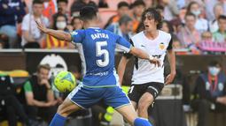 Bryan Gil. Sayap kiri Spanyol berusia 21 tahun ini sejatinya adalah milik Tottenham Hotspur usai didatangkan dari Sevilla pada awal musim 2021/2022 dengan nilai transfer sebesar 25 juta euro. Namun di bawah asuhan Anotonio Conte, sang pemain tidak banyak mendapat kesempatan bermain di Liga Inggris dengan hanya tampil dalam 9 laga. Ia pun lalu dipinjamkan ke Valencia pada tengah musim 2021/2022 dan mampu tampil reguler di La Liga sehingga berpeluang dipermanenkan di musim 2022/2023. (AFP/Jose Jordan)