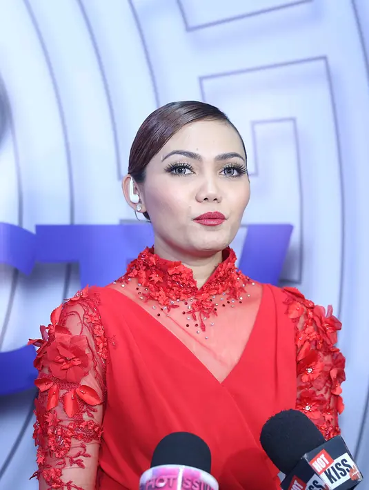 "Sering. Orang dia sering kasih love, kasih nice. Akun palsunya juga ngasih komentar, hahaha. Ya biasa saja, kayak dia pasang foto apa gue komen, ya biasa saja," ungkap Rina Nose. (Nurwahyunan/Bintang.com)