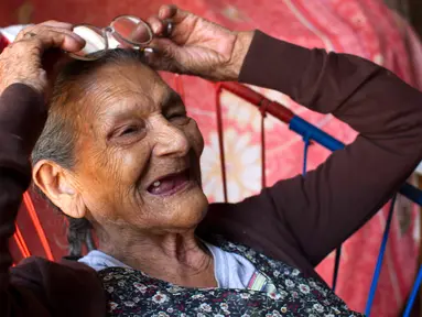 Nenek bernama Guadalupe Palacios Garcia melakukan wawancara dengan AFP di Chiapas, negara bagian Meksiko, Rabu (18/4). Di usianya yang sudah 96 tahun, nenek ini mewujudkan impiannya untuk masuk Sekolah Menengah Atas (SMA). (MOYSES ZUÑIGA/AFP)