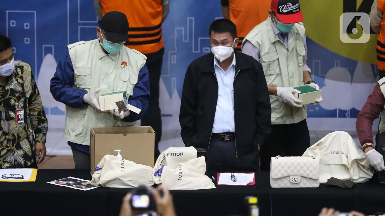 FOTO: KPK Tunjukkan Barang Bukti Penahanan Menteri Kelautan dan Perikanan Edhy Prabowo