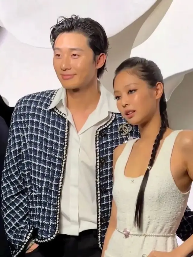 Gaya Serasi Jennie BLACKPINK-Park Seo Joon Pose Bareng di Chanel Paris Fashion Week 2023