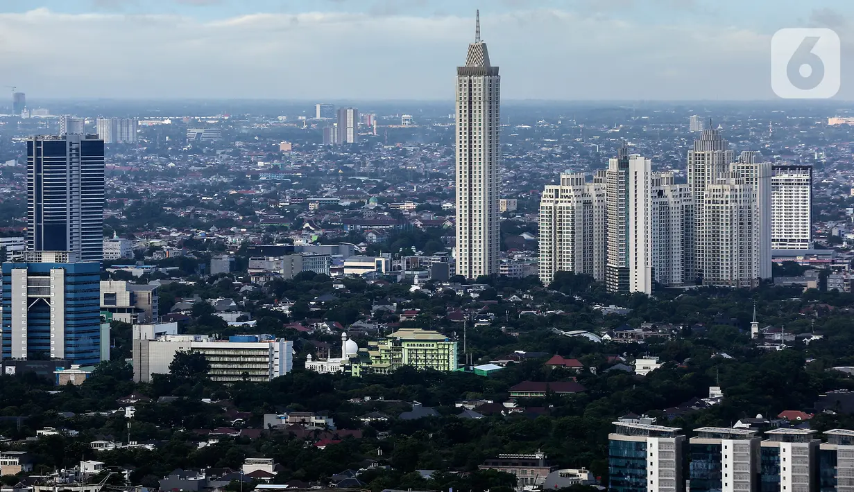Lanskap permukiman penduduk dan gedung bertingkat di Jakarta, Minggu (28/11/2021). Direktur Perumahan dan Permukiman Kementerian PPN/Bappenas Tri Dewi Virgiyanti mengatakan tren penduduk yang tinggal di perkotaan diproyeksikan terus mengalami peningkatan. (Liputan6.com/Johan Tallo)